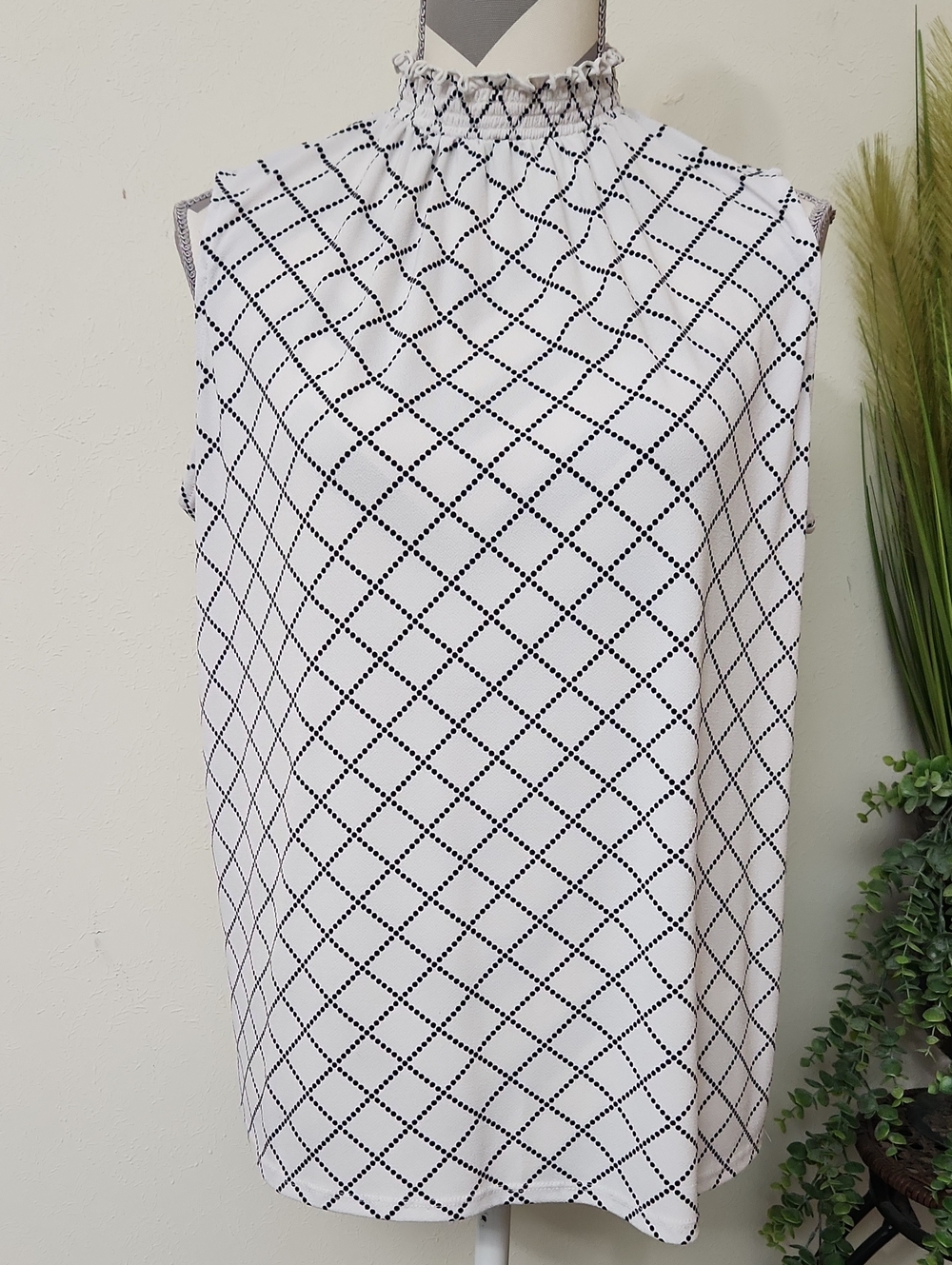High-Neck Sleeveless Diamond Grid Blouse - White & Black